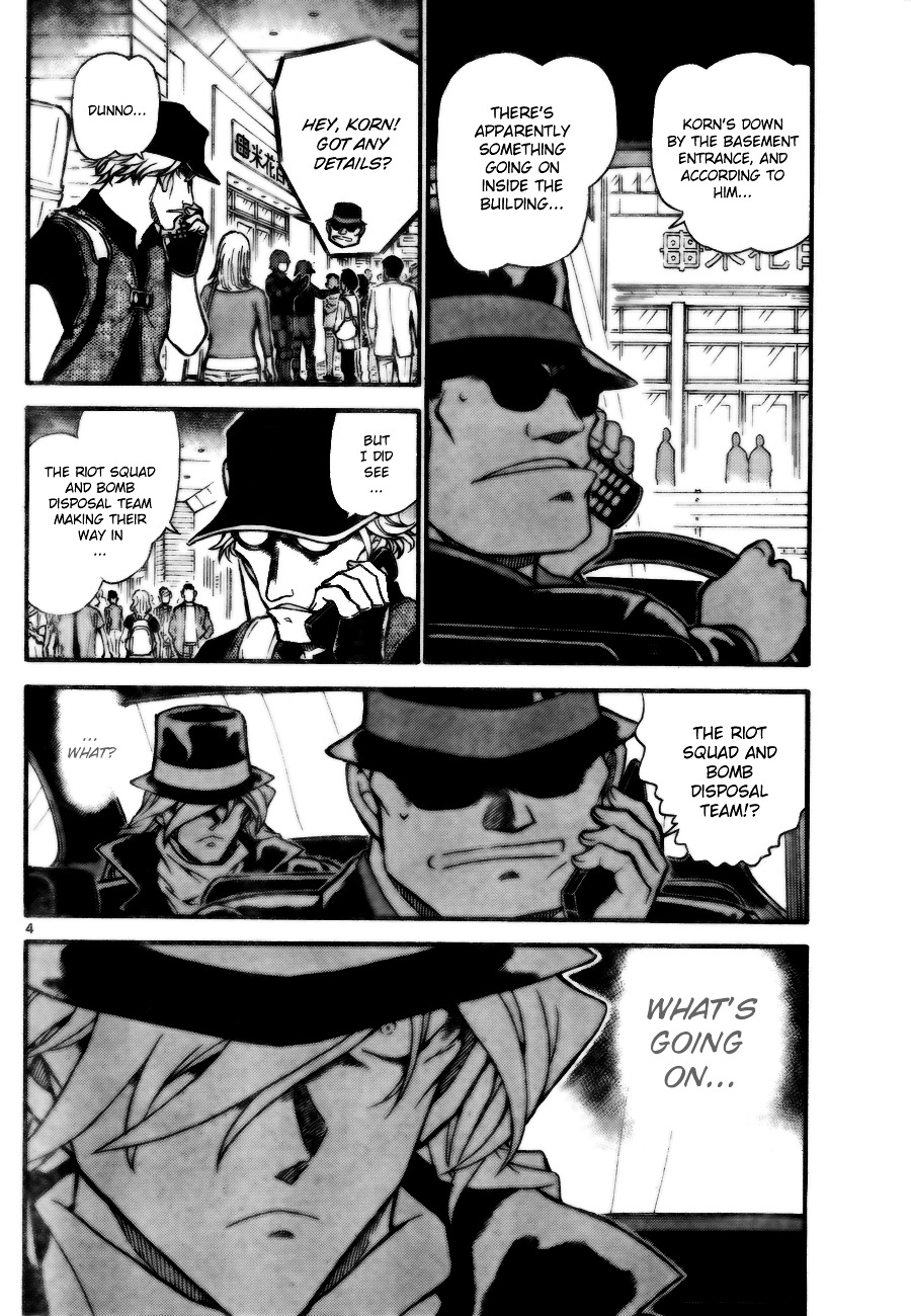 Detective Conan chapter 702 page 4